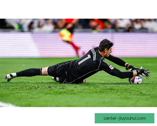 皇马官方确认库尔图瓦肌肉受伤赛季门将阵容面临重大考验与调整压力